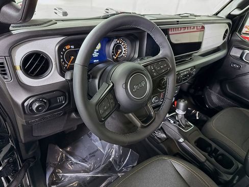 Used 2025 Jeep Wrangler Sport AWD/4WD image 17