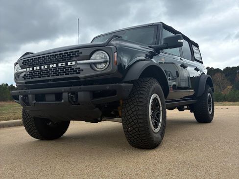 Used 2023 Ford Bronco Badlands w/ Sasquatch Package AWD/4WD image 2