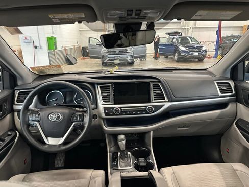 Used 2019 Toyota Highlander Limited Platinum w/ Carpet Mat Package (TMS) AWD/4WD image 11