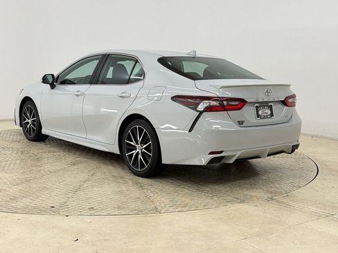 Used 2023 Toyota Camry SE FWD image 3