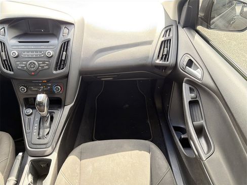Used 2016 Ford Focus SE w/ SE Sport Package image 20