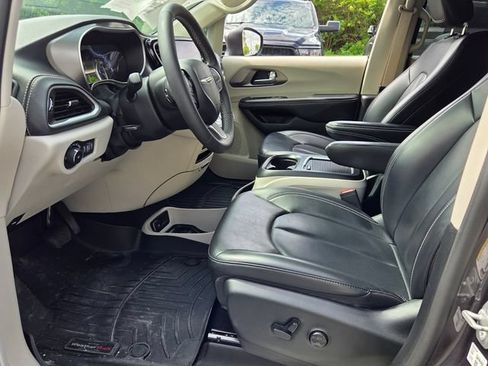 Used 2023 Chrysler Pacifica Touring-L AWD/4WD image 9