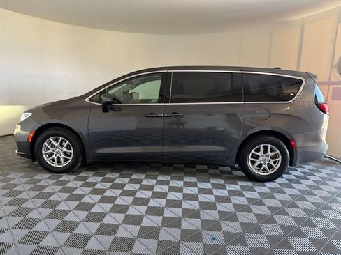 Used 2023 Chrysler Pacifica Touring-L FWD image 9