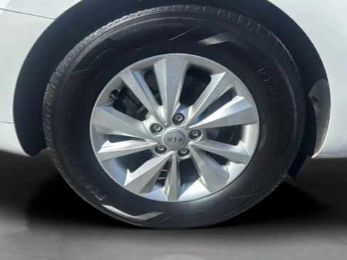 Used 2017 Kia Sedona LX FWD image 36