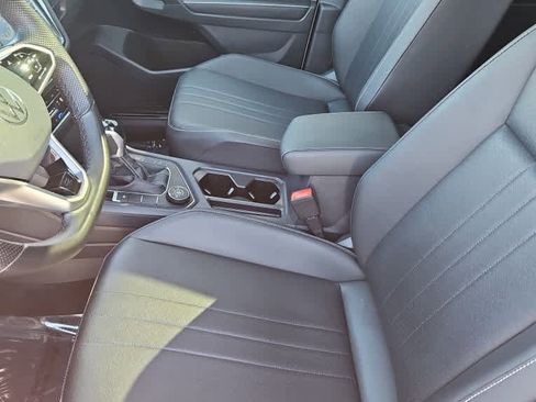 Used 2023 Volkswagen Tiguan SE R-Line image 9