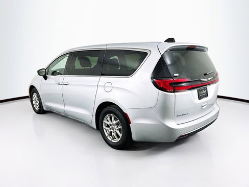 Used 2024 Chrysler Pacifica Touring-L image 5