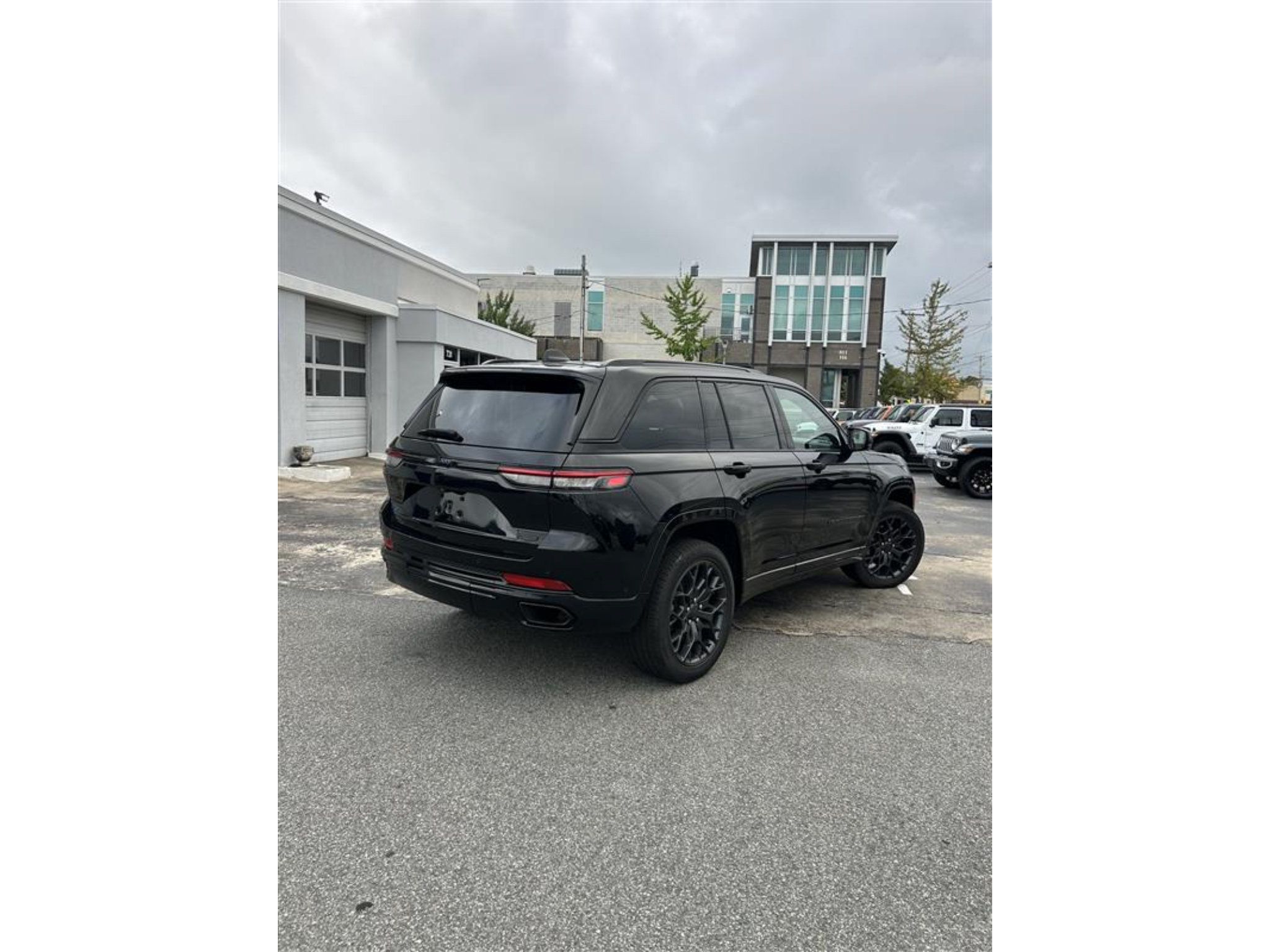 Used 2023 Jeep Grand Cherokee Summit AWD/4WD image 6