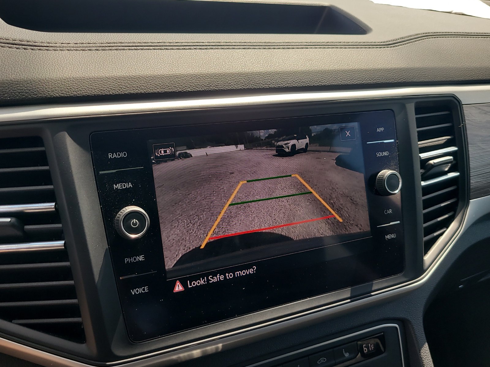 Used 2021 Volkswagen Atlas Cross Sport SE w/ Panoramic Sunroof Package FWD image 21