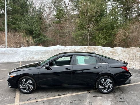 Used 2025 Hyundai Elantra SEL image 2