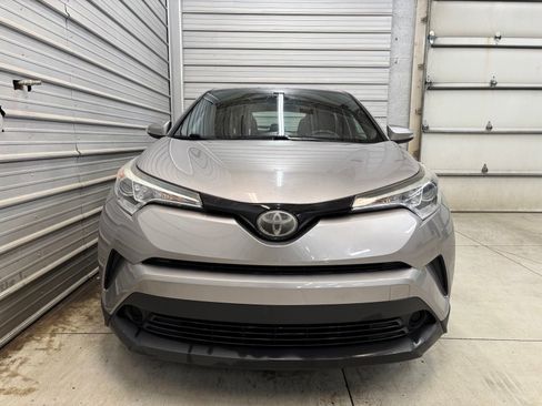 Used 2018 Toyota C-HR XLE FWD image 2