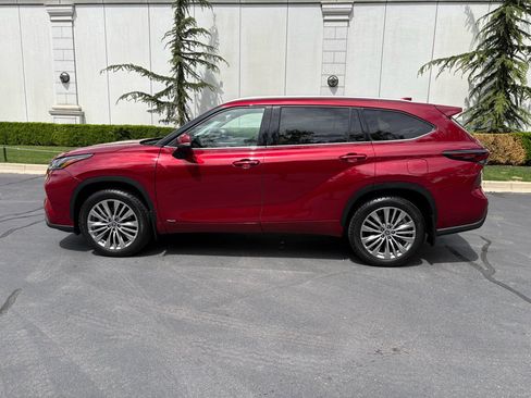 Used 2024 Toyota Highlander Platinum AWD/4WD image 11
