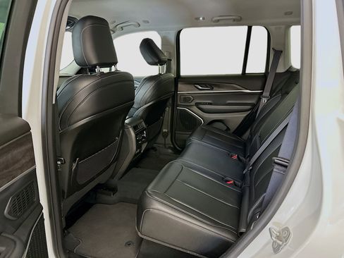 Used 2023 Jeep Grand Cherokee Limited w/ Black Appearance Package image 29