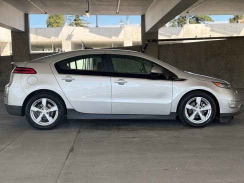 Used 2015 Chevrolet Volt FWD image 4