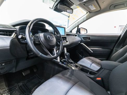 Used 2025 Toyota Corolla Cross LE FWD image 4