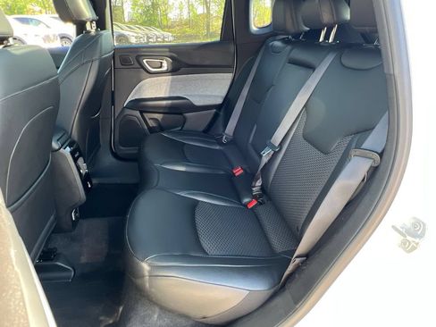 Used 2025 Jeep Compass Latitude w/ Sun & Sound Group AWD/4WD image 8