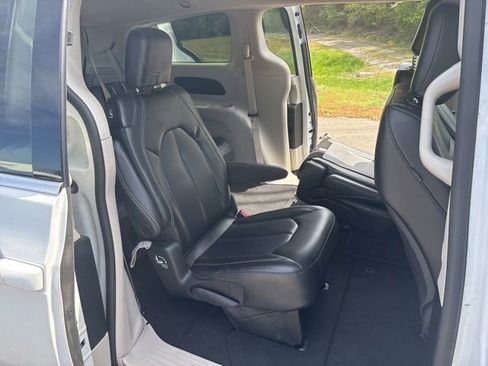Used 2023 Chrysler Pacifica Touring-L FWD image 10
