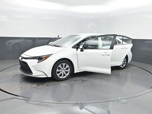 Used 2021 Toyota Corolla LE image 12
