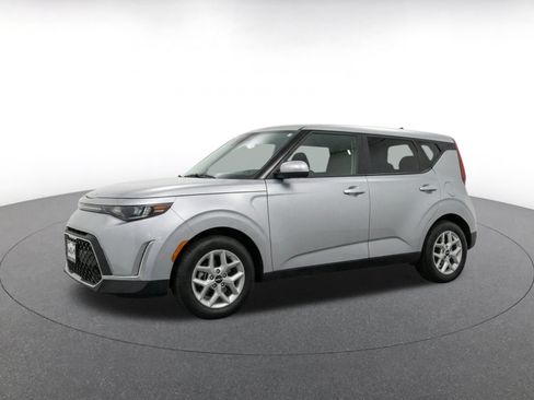 Used 2025 Kia Soul LX w/ LX Technology Package FWD image 3