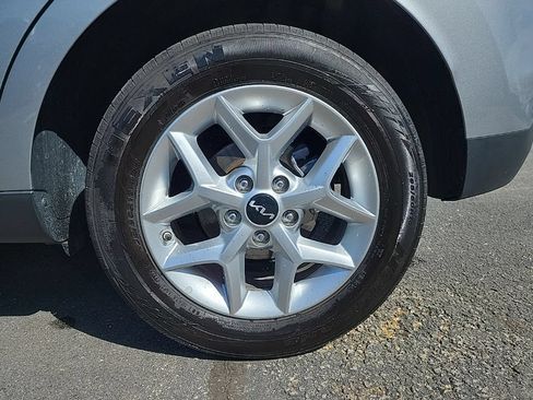 Used 2025 Kia Soul LX w/ LX Technology Package FWD image 19