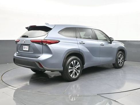 Used 2021 Toyota Highlander XLE FWD image 13