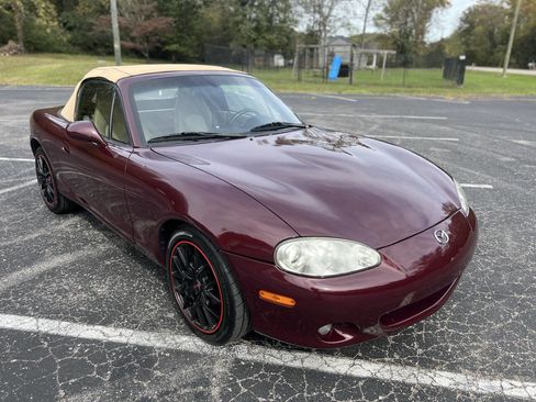 Used 2003 MAZDA MX-5 Miata image 2