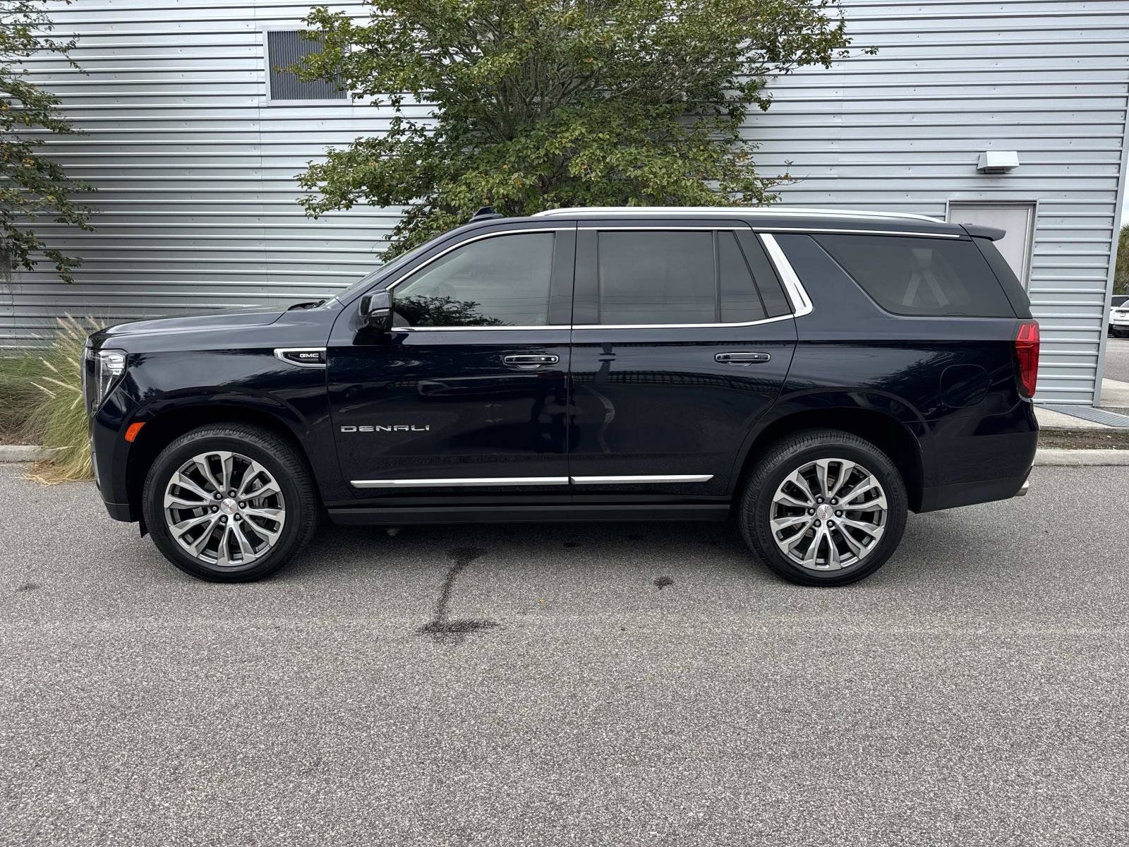 Used 2021 GMC Yukon Denali w/ Denali Premium Package AWD/4WD image 2