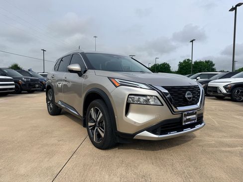 Used 2023 Nissan Rogue Platinum FWD image 3