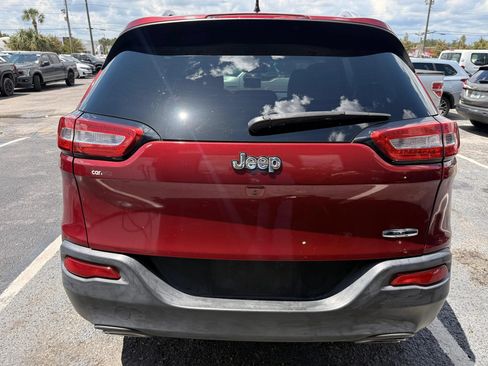 Used 2017 Jeep Cherokee Latitude FWD image 5
