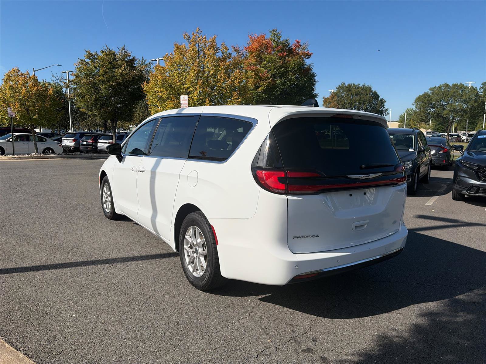 Used 2024 Chrysler Pacifica Touring-L FWD image 5