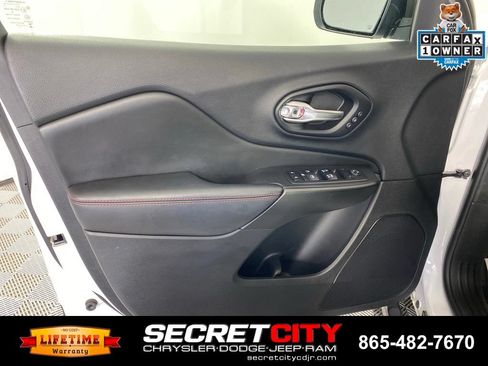 Used 2019 Jeep Cherokee Trailhawk AWD/4WD image 12