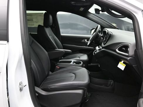 New 2026 Chrysler Voyager LX image 15