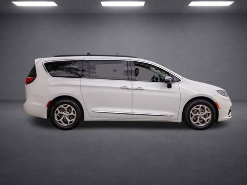 Used 2023 Chrysler Pacifica Limited image 3