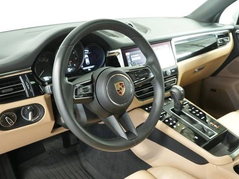 Certified 2025 Porsche Macan AWD/4WD image 4