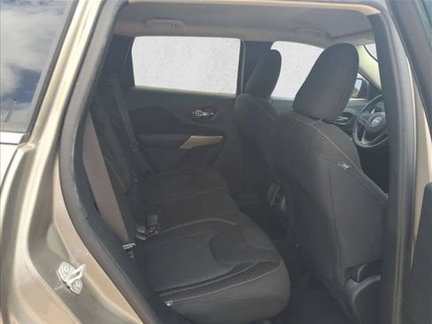 Used 2017 Jeep Cherokee Latitude FWD image 19