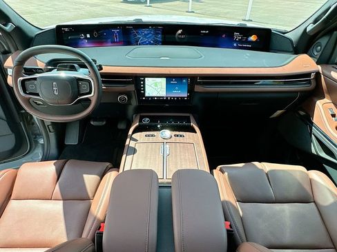 New 2026 Lincoln Navigator L Reserve AWD/4WD image 3