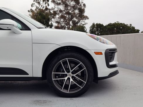 Certified 2025 Porsche Macan AWD/4WD image 11