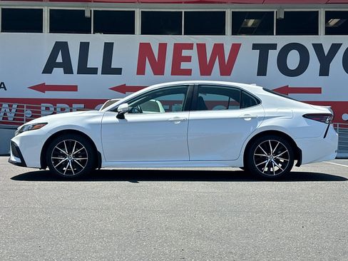 Used 2024 Toyota Camry SE FWD image 2