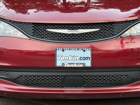 Used 2023 Chrysler Voyager LX image 5