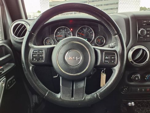Used 2016 Jeep Wrangler Unlimited Sahara w/ Connectivity Group AWD/4WD image 11