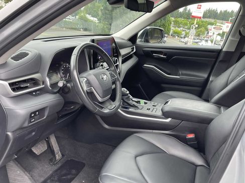 Certified 2024 Toyota Highlander XLE AWD/4WD image 10
