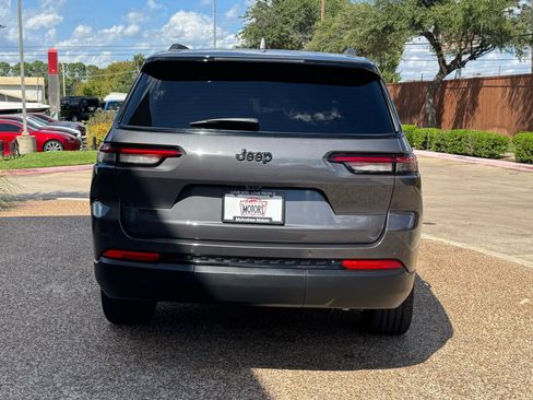 Used 2023 Jeep Grand Cherokee L Laredo image 9