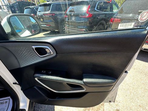 Used 2023 Kia Soul LX w/ Option Group 015 FWD image 19