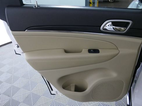 Used 2020 Jeep Grand Cherokee Limited AWD/4WD image 30