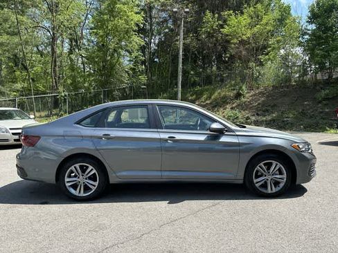 Used 2024 Volkswagen Jetta SE FWD image 3
