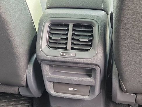 Used 2025 Volkswagen Taos SE w/ Panoramic Sunroof Package FWD image 6