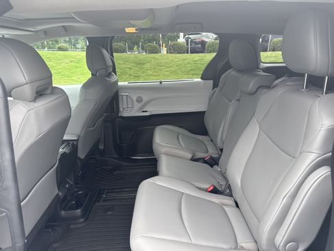 Used 2025 Toyota Sienna XLE w/ XLE Plus Package FWD image 32