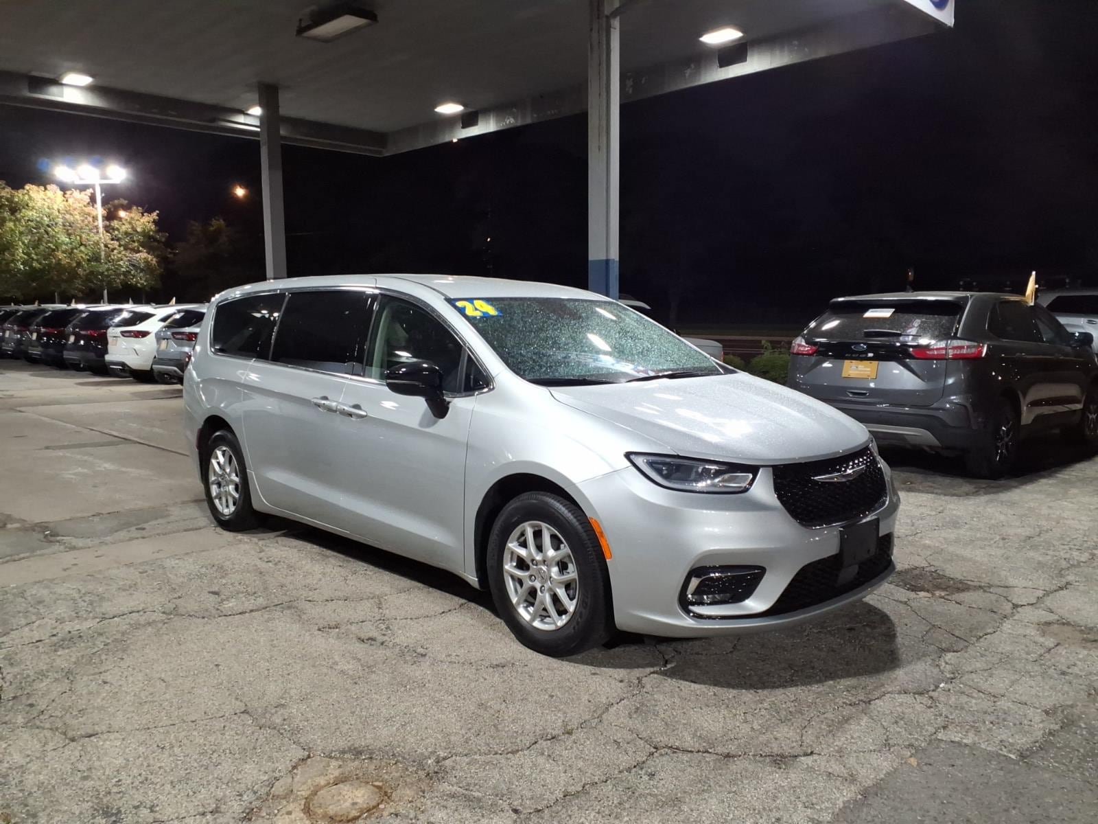 Used 2024 Chrysler Pacifica Touring-L FWD image 1