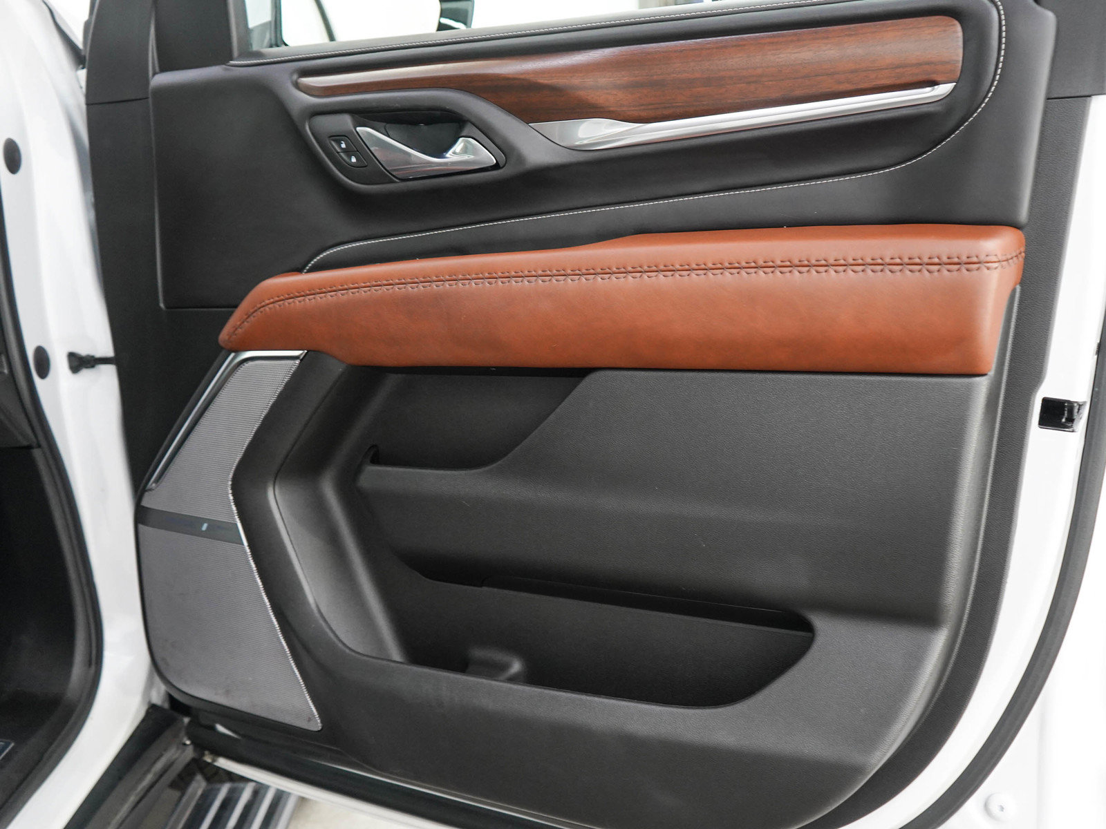 Used 2023 GMC Yukon Denali Ultimate w/ LPO, Floor Liner Package AWD/4WD image 9