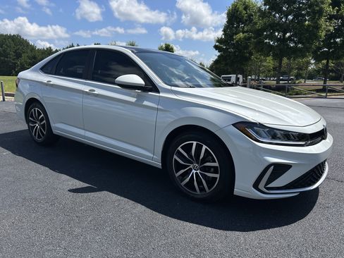 Used 2025 Volkswagen Jetta SE w/ Sunroof Package FWD image 2