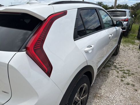 Used 2025 Kia Niro LX FWD image 8